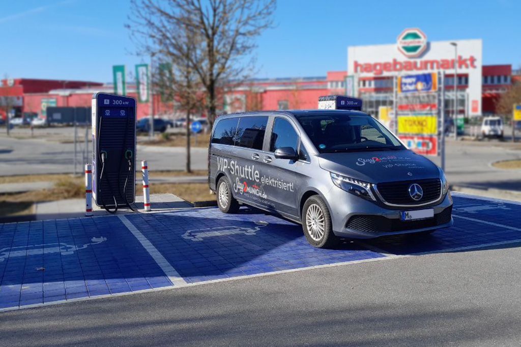 Aufnahme von den haueigenen Stay2munich Ladesäulen mit dem VIP Shuttle bus.